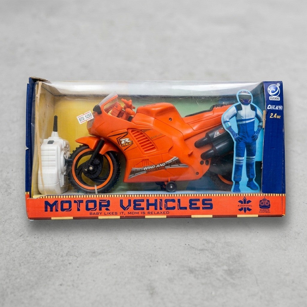High-Speed RC Remote Control Racing Motorcycle – 2.4GHz Superbike Toy with Stabilizing Wheels (Orange)